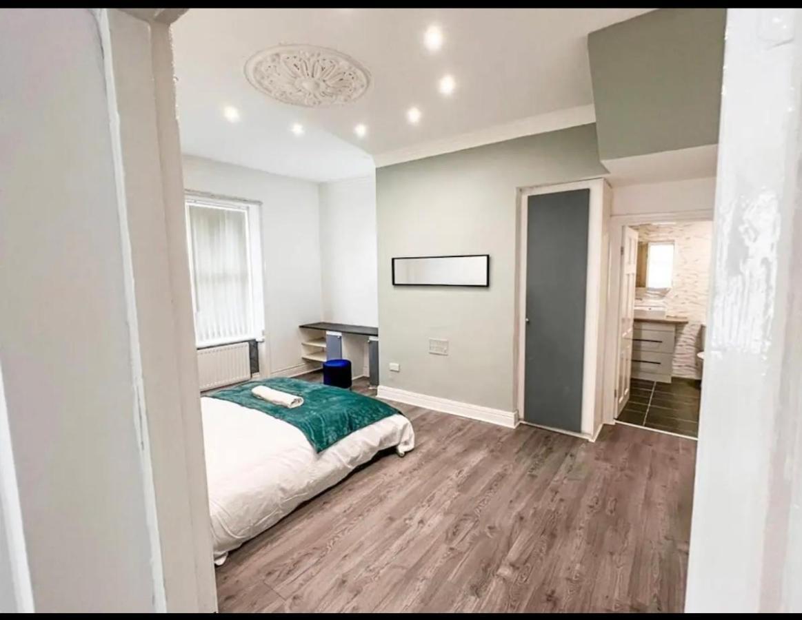 Lovely 1-Bedroom Apartment, Free Street Parking 뉴캐슬어폰타인 외부 사진