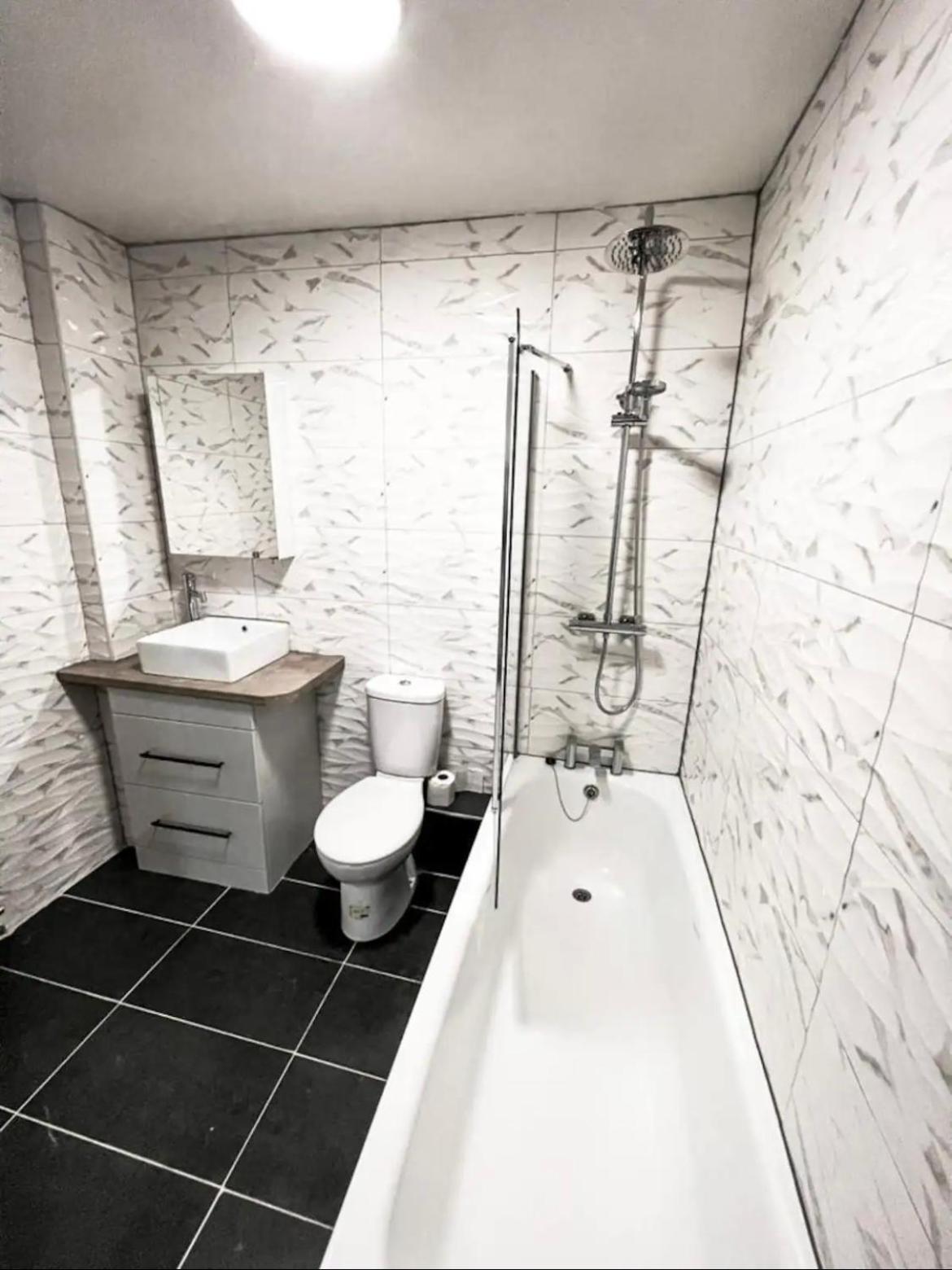 Lovely 1-Bedroom Apartment, Free Street Parking 뉴캐슬어폰타인 외부 사진