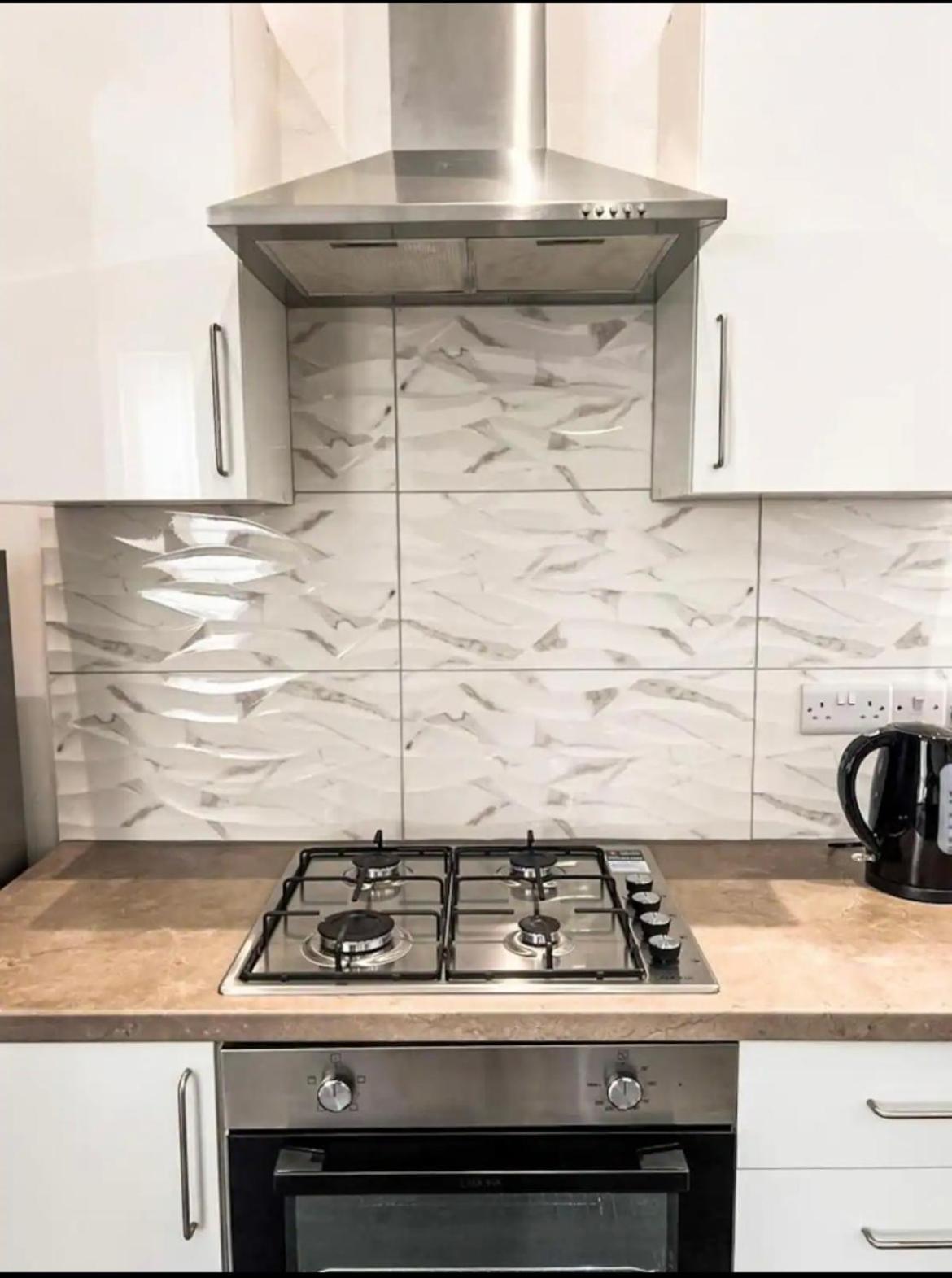 Lovely 1-Bedroom Apartment, Free Street Parking 뉴캐슬어폰타인 외부 사진